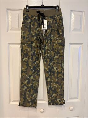 Figs Women’s Olive & Dark Green Camo Cargo Scrub  Pants 681